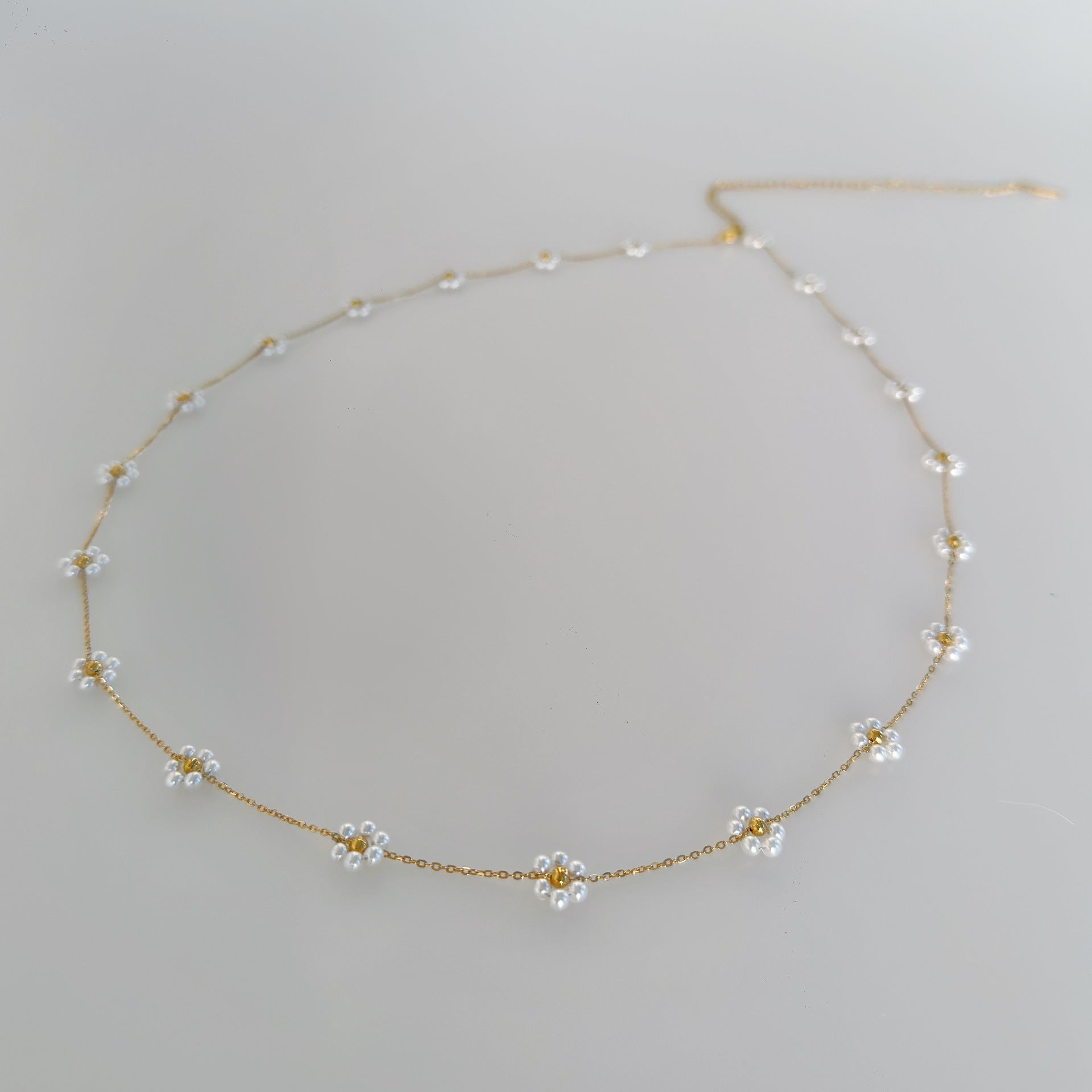 Perlenkette mit kleinen Blumen aus Titanstahl