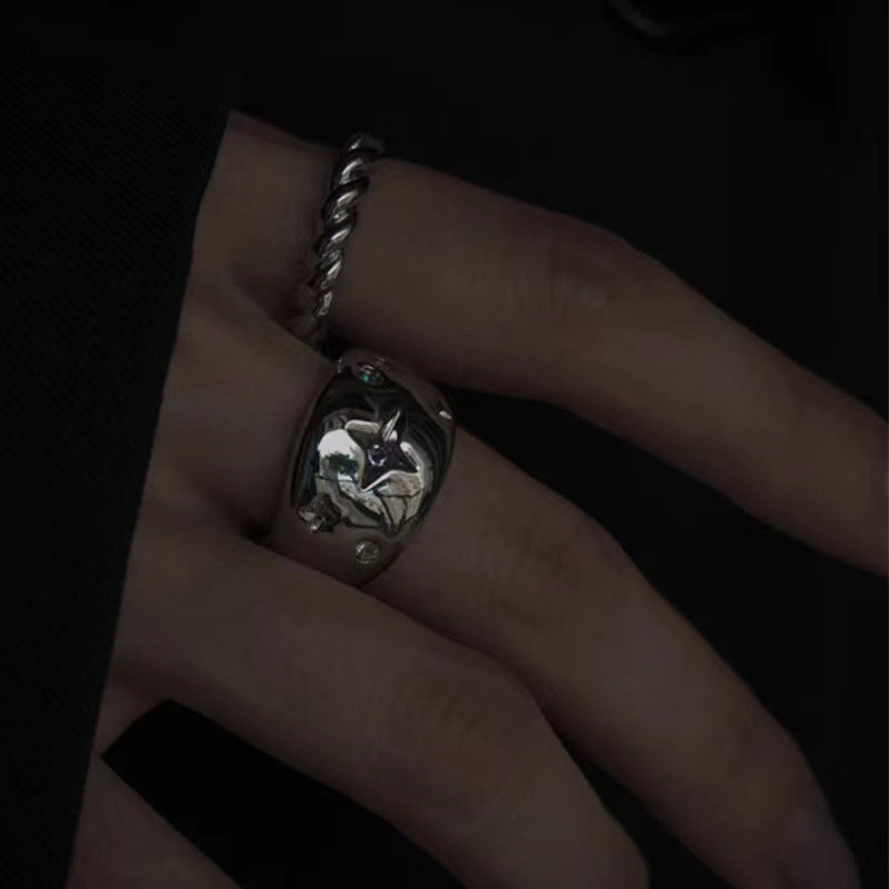 Die kleine Gruppe trägt leichte Luxus- und Kaltwind-Ringset Ring Damen