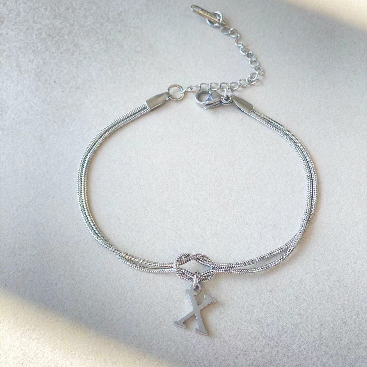 Nuevas pulseras con nudo de amor de la A a la Z para mujer, pulseras con dije de cadena de serpiente delicada de color dorado para parejas, joyería de acero inoxidable, regalo para el Día de San Valentín