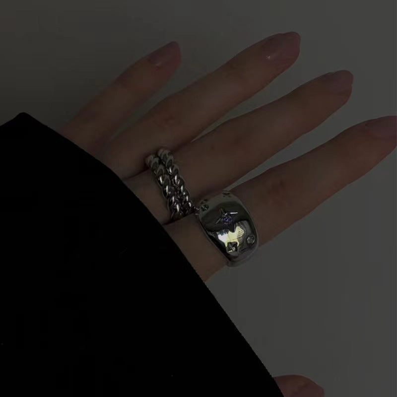 Die kleine Gruppe trägt leichte Luxus- und Kaltwind-Ringset Ring Damen