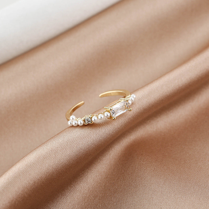 Anillo de aleación con incrustaciones de piedras preciosas, diseño cuadrado sencillo y moderno.