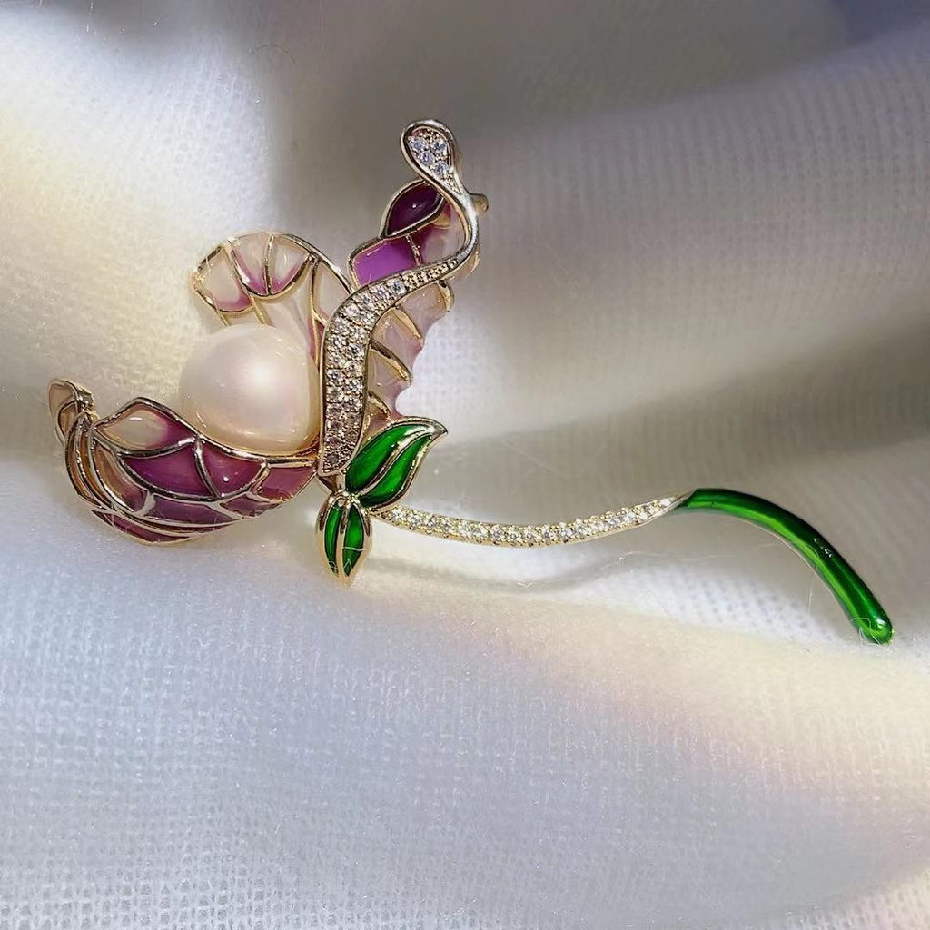 Broche de Esmalte Loto Perla Clásico
