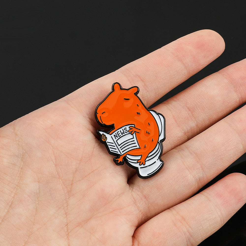 Pequeño Ratón En El Inodoro Leyendo Periódico Forma Pin Broche