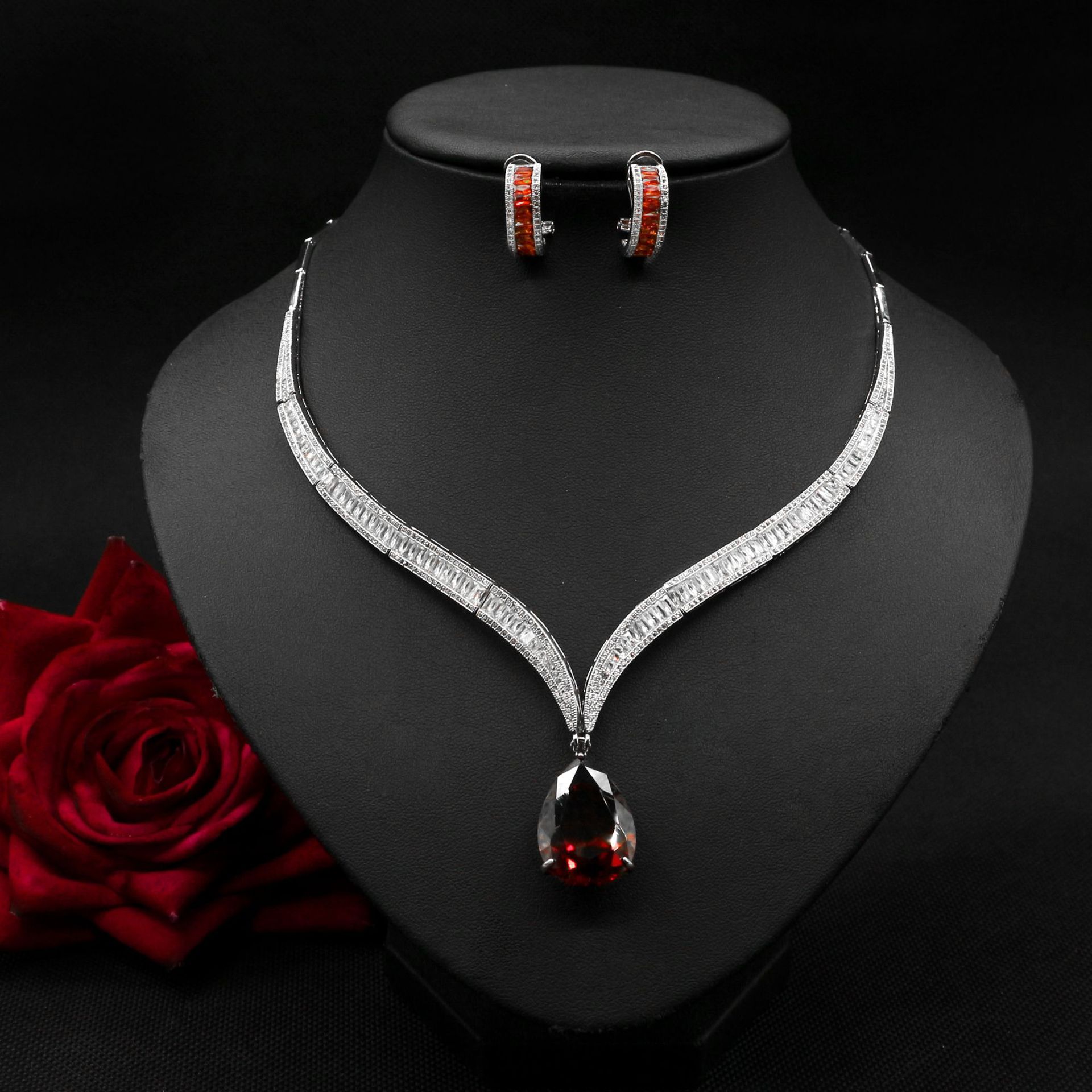 Halskette mit Wassertropfen-Zirkon und Ohrring-Set