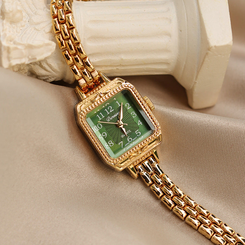 Reloj de mujer de la época victoriana con tiras de cobre cuadradas