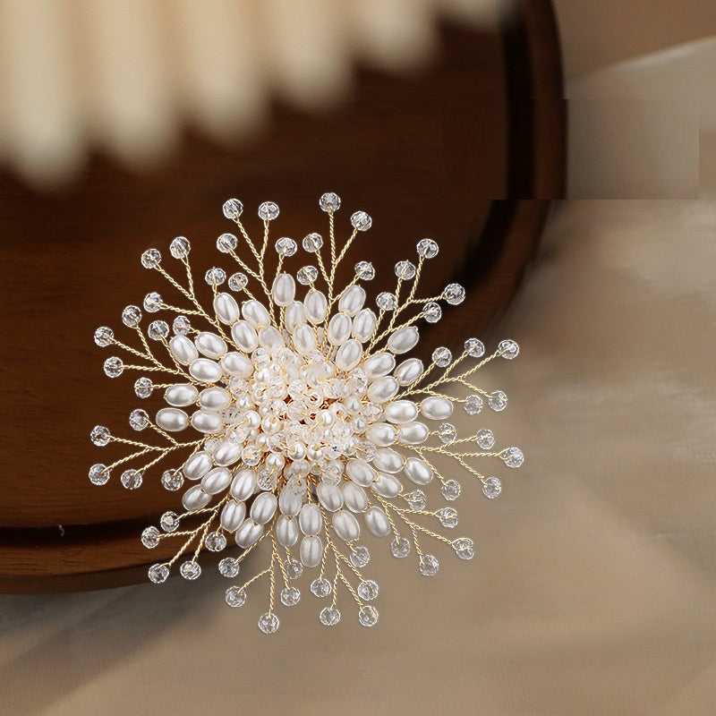 Elegante Anmutige Luxus Perlenbrosche Damenmode All-Match Schneeflocken-Anstecknadel High-End Stilvolle Corsage Mantel Accessoires
