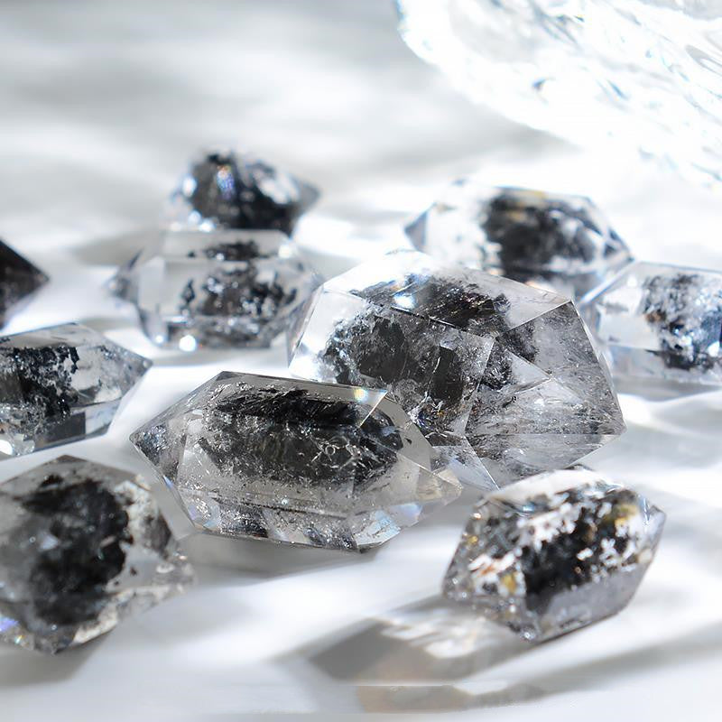 Natürlicher Kristall Schwarzer funkelnder Diamant Boutique Doppelspitzen Rohstein-Anhänger