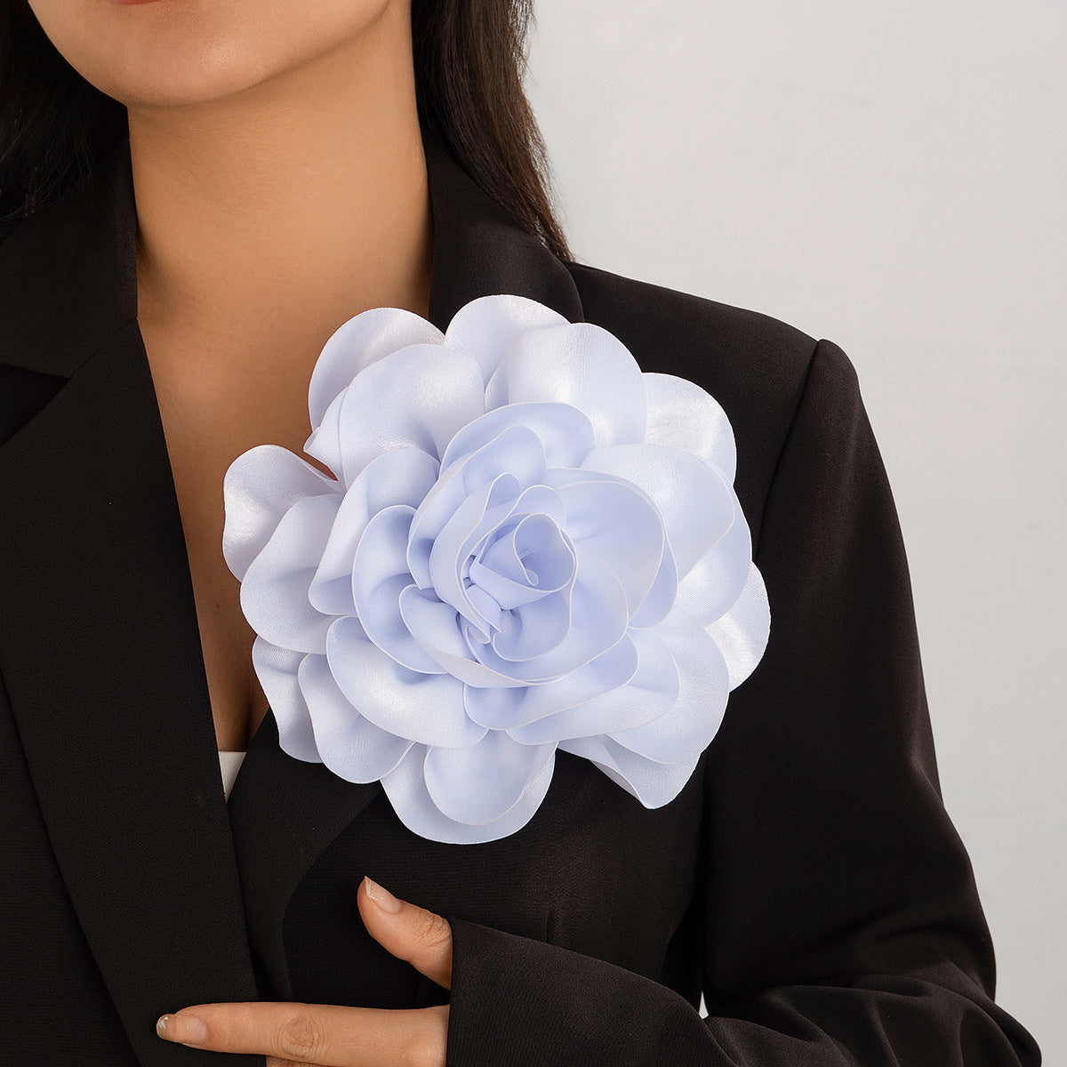 Broche de flor grande exagerado de tela