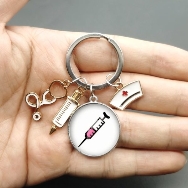 Llavero de jeringa y estetoscopio para personal médico