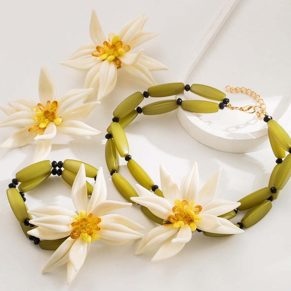 Pendientes de botón de flor blanca, pulseras, collar doble de capas gemelas