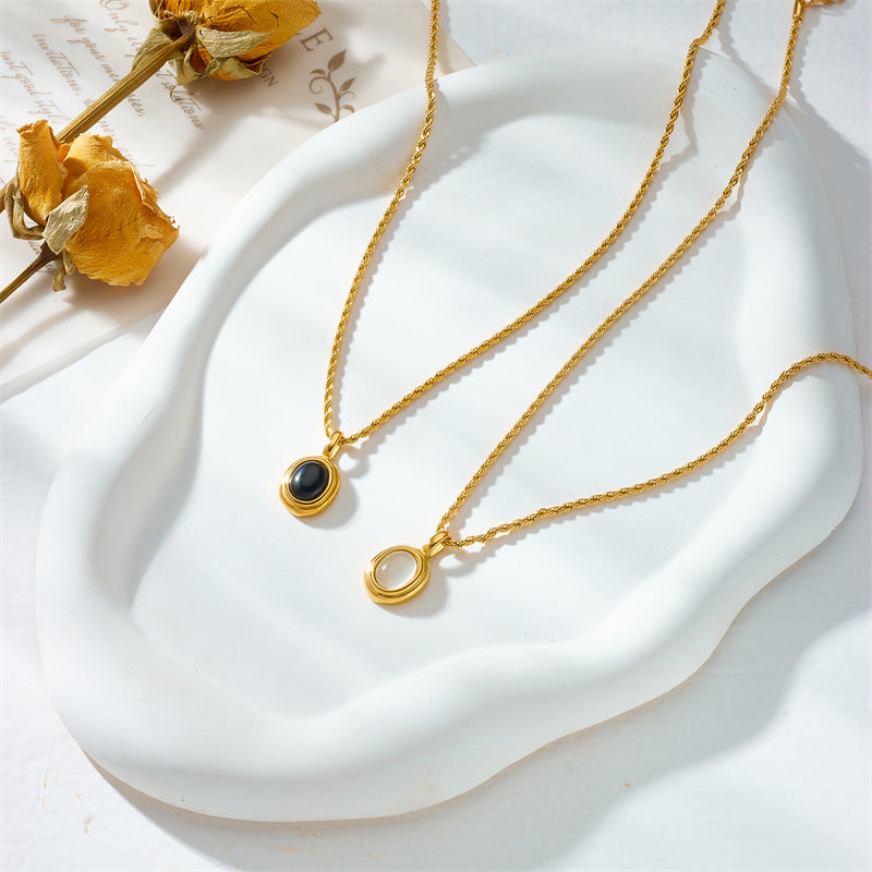 Collar de cadena con flores de cáñamo, estilo vintage, frío y temperamental, con gemas en blanco y negro