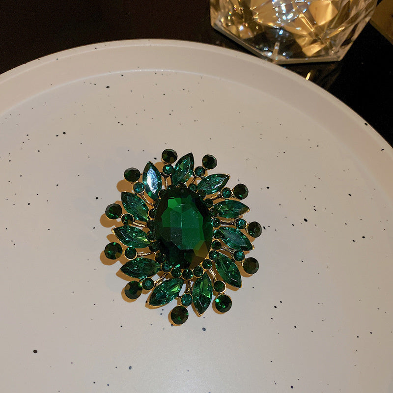 Französische Smaragd- und Diamantbrosche
