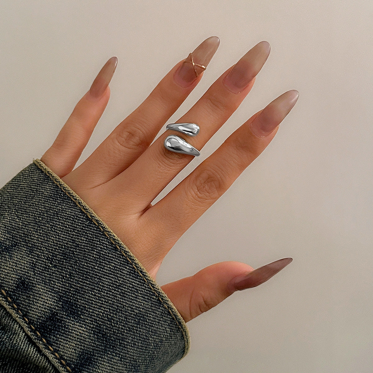 Geometrischer glänzender Metall-Armreif mit Federöffnung, einfache Halskette, Choker