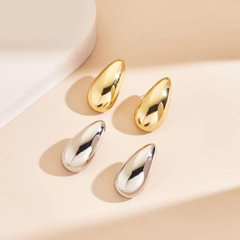 Pendientes de gota de agua de metal con un toque de lujo de nicho
