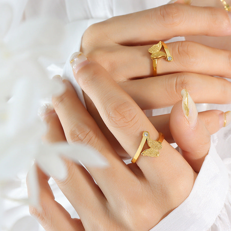 Juego de collar, pendientes y anillo de acero de titanio con textura esmerilada y bonita mariposa