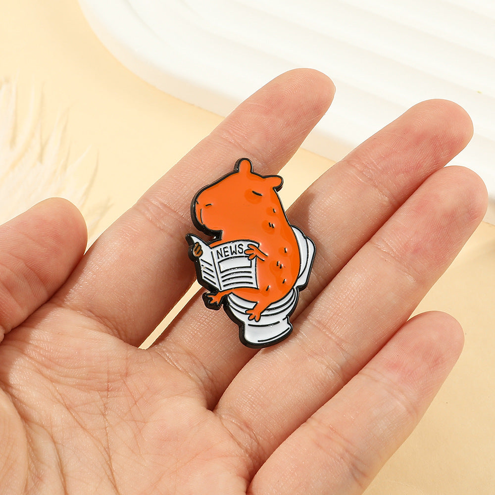 Pequeño Ratón En El Inodoro Leyendo Periódico Forma Pin Broche
