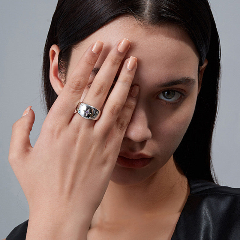 Die kleine Gruppe trägt leichte Luxus- und Kaltwind-Ringset Ring Damen