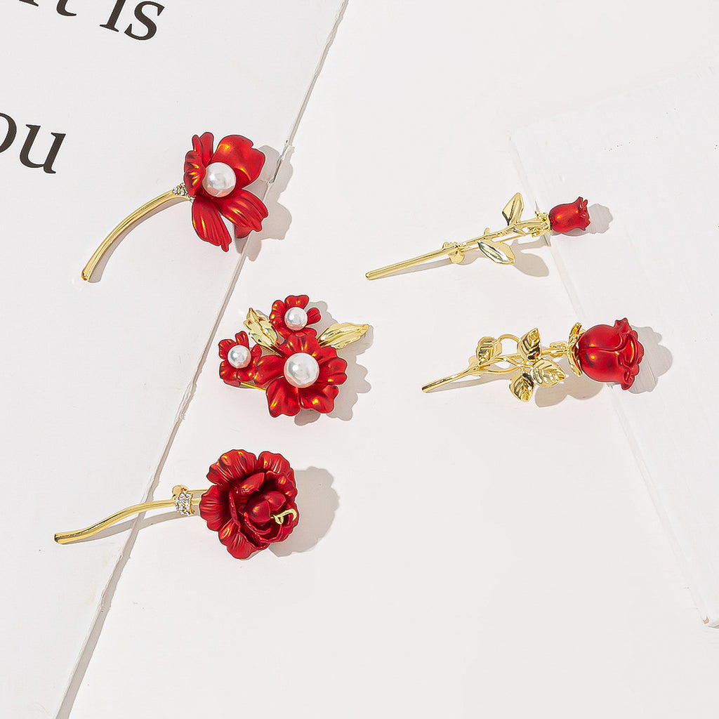 Exquisite Damenbrosche in Form einer roten Rose