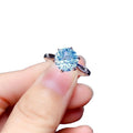 Anillo de topacio azul cielo con talla fuegos artificiales naturales