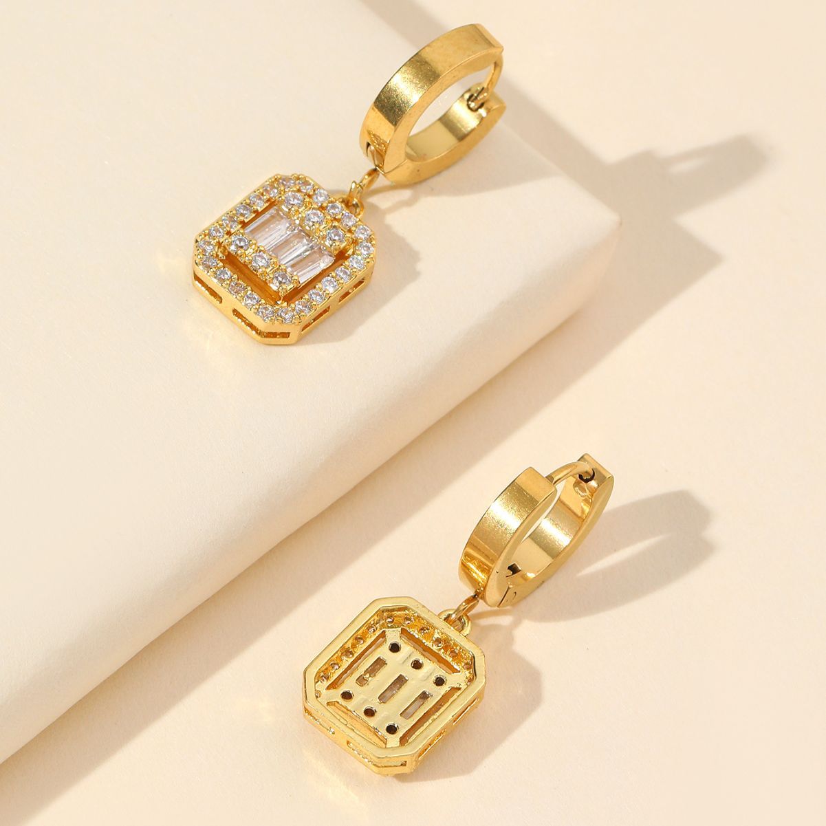 Pendientes Retro con Diseño de Hebilla de Acero Inoxidable de Cubo de Azúcar