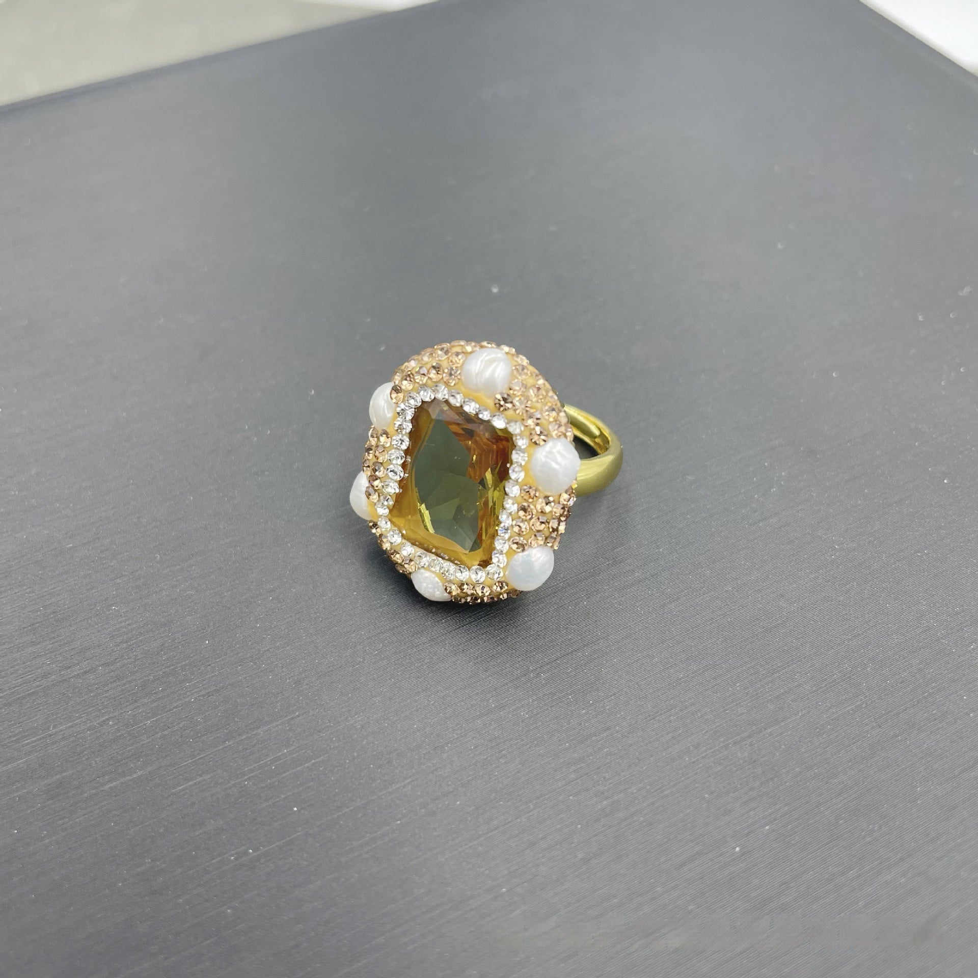 Europäisch Amerikanischer Und Französischer Stil Leichter Luxus Lichtempfindlicher Steinschmuck