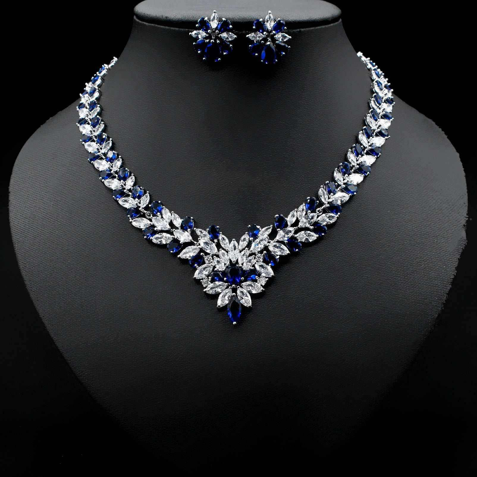 Elegantes Eiskristall-Ohrring-Zirkon-Halsketten-Set