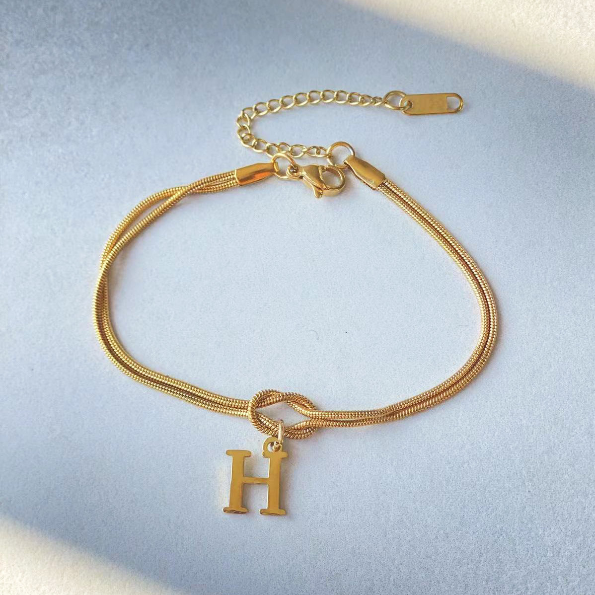 Nuevas pulseras con nudo de amor de la A a la Z para mujer, pulseras con dije de cadena de serpiente delicada de color dorado para parejas, joyería de acero inoxidable, regalo para el Día de San Valentín