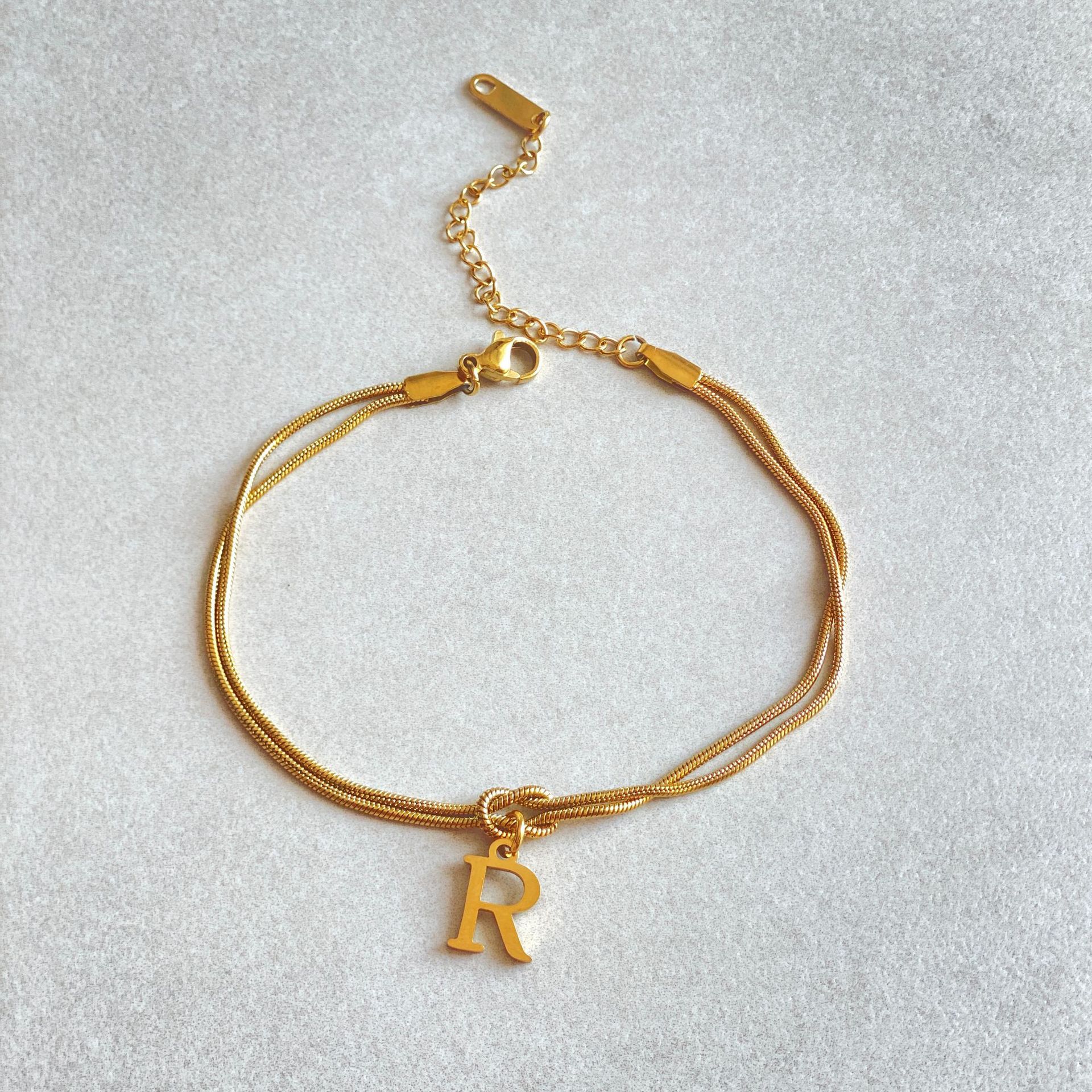 Nuevas pulseras con nudo de amor de la A a la Z para mujer, pulseras con dije de cadena de serpiente delicada de color dorado para parejas, joyería de acero inoxidable, regalo para el Día de San Valentín
