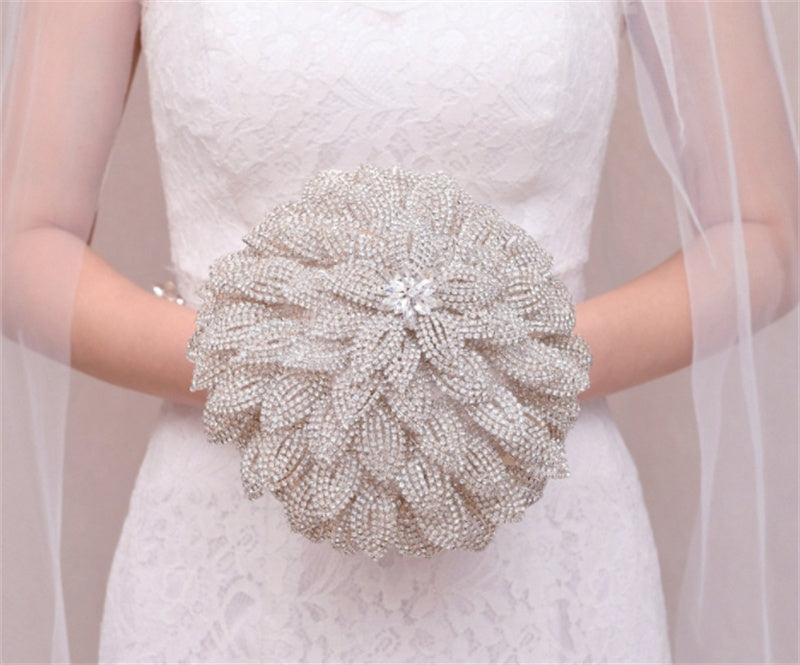 Ramo de novia hecho a mano con diamantes de imitación dorados en forma de flor para llevar en la mano