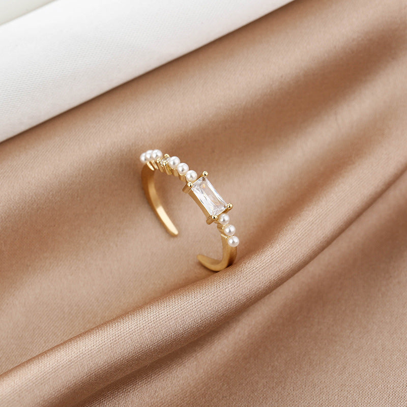 Anillo de aleación con incrustaciones de piedras preciosas, diseño cuadrado sencillo y moderno.