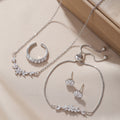 Schlichtes, elegantes Zirkon-Schmuckset, silberne Blumenkette, exquisite Ohrringe, Armband, Ring, geeignet für den täglichen Gebrauch von Frauen im Urlaub