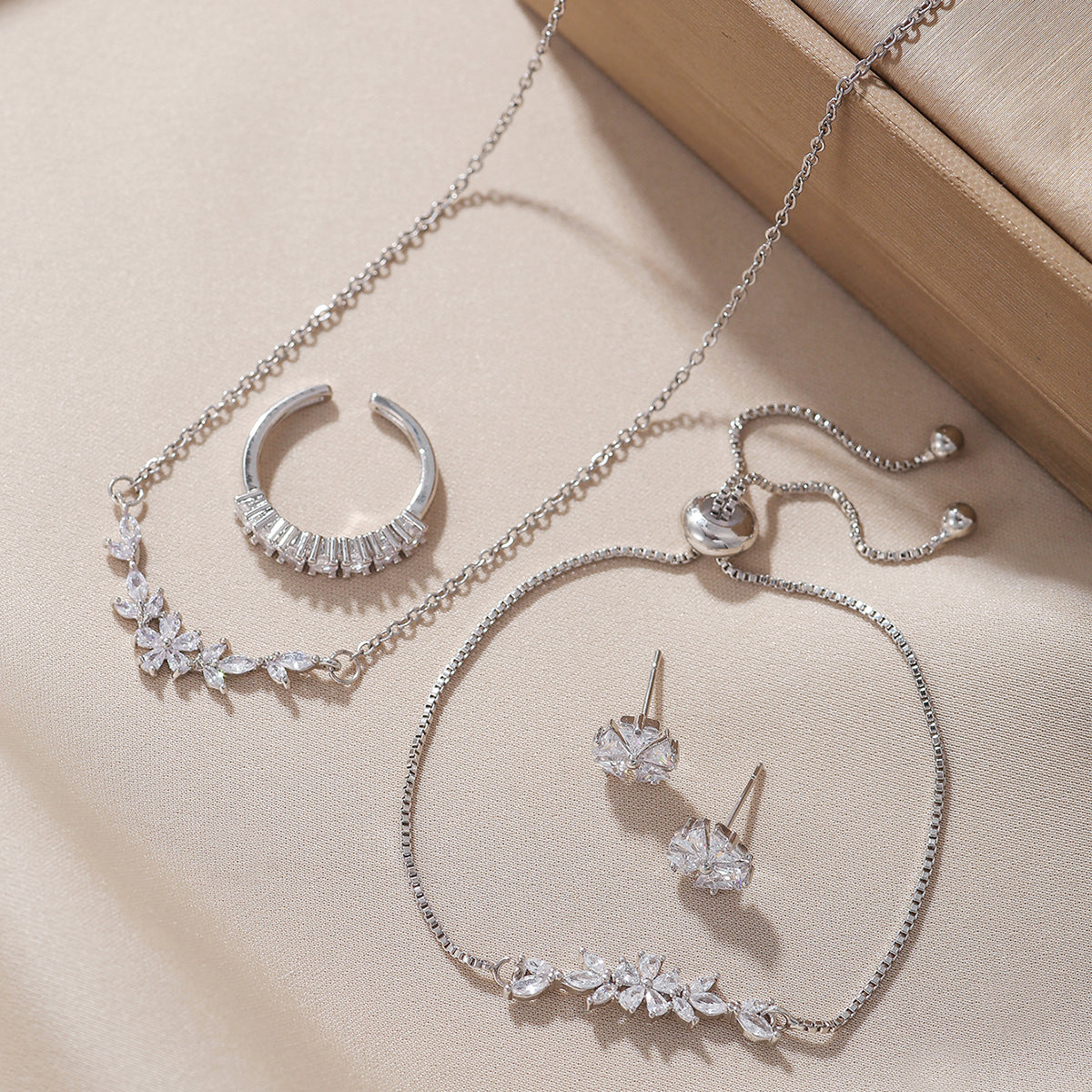Schlichtes, elegantes Zirkon-Schmuckset, silberne Blumenkette, exquisite Ohrringe, Armband, Ring, geeignet für den täglichen Gebrauch von Frauen im Urlaub
