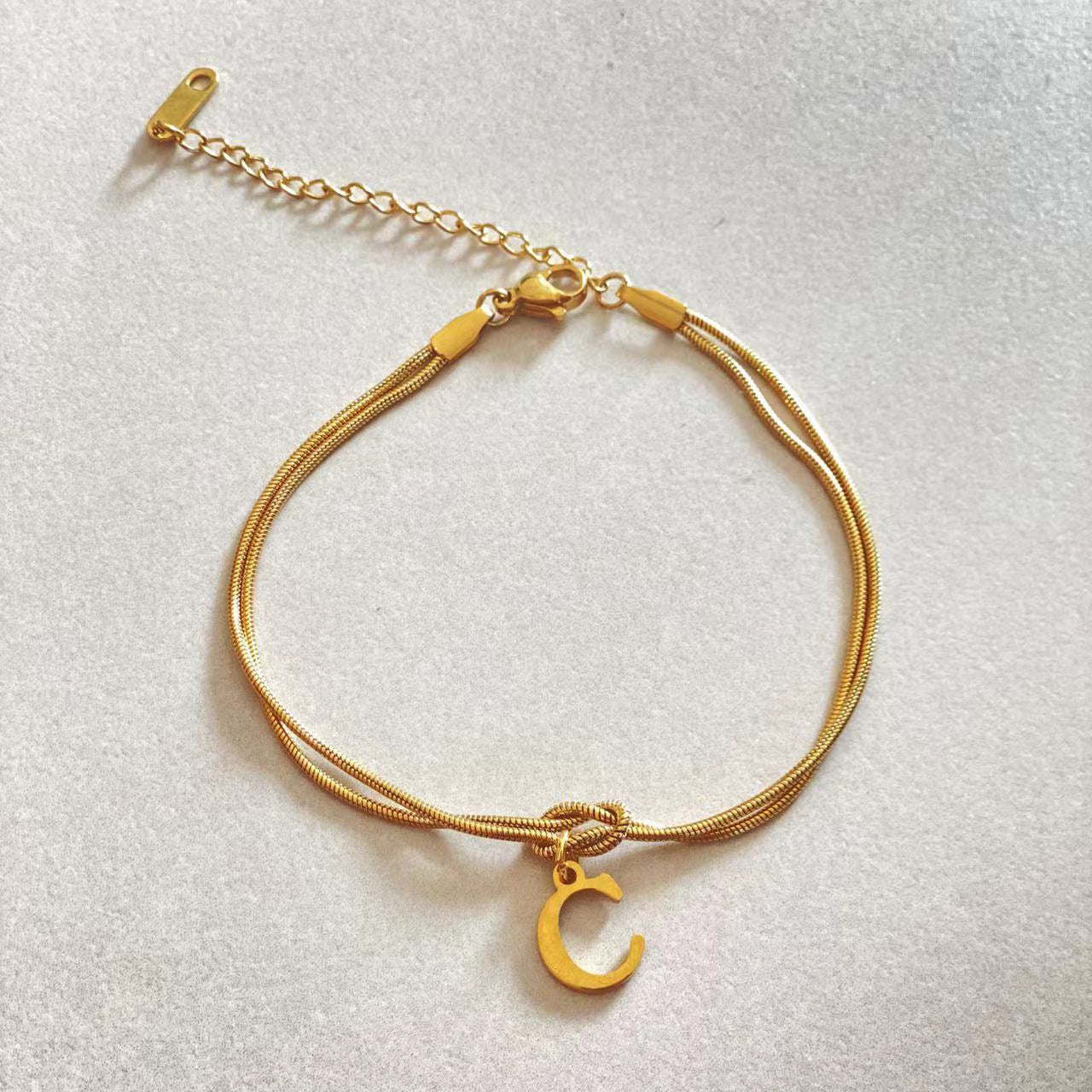 Nuevas pulseras con nudo de amor de la A a la Z para mujer, pulseras con dije de cadena de serpiente delicada de color dorado para parejas, joyería de acero inoxidable, regalo para el Día de San Valentín