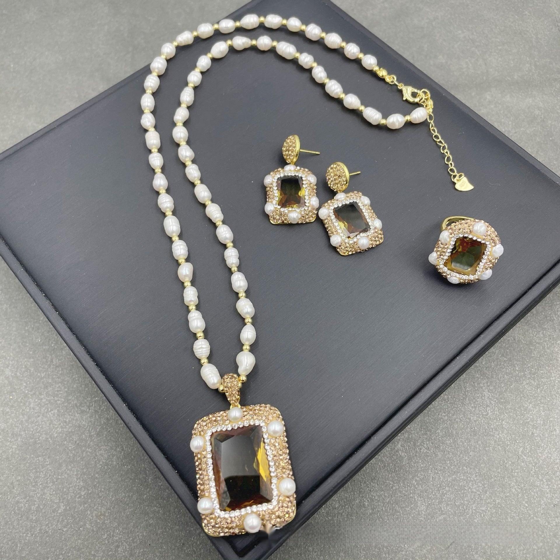 Europäisch Amerikanischer Und Französischer Stil Leichter Luxus Lichtempfindlicher Steinschmuck