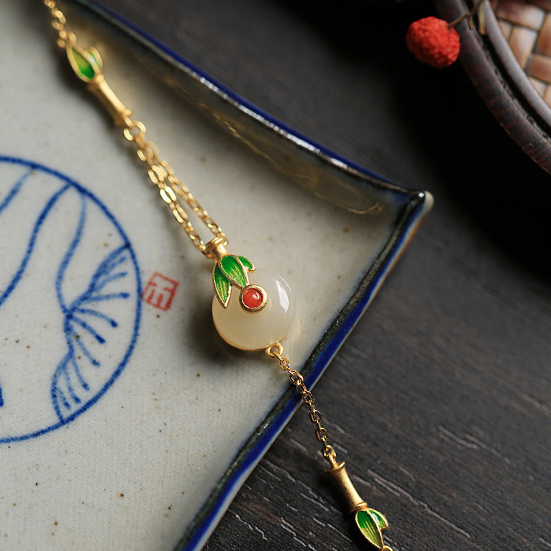 Pulsera de lujo ligero de estilo retro de hadas, de jade hetian con incrustaciones de oro antiguo y hebilla de la paz esmaltada.