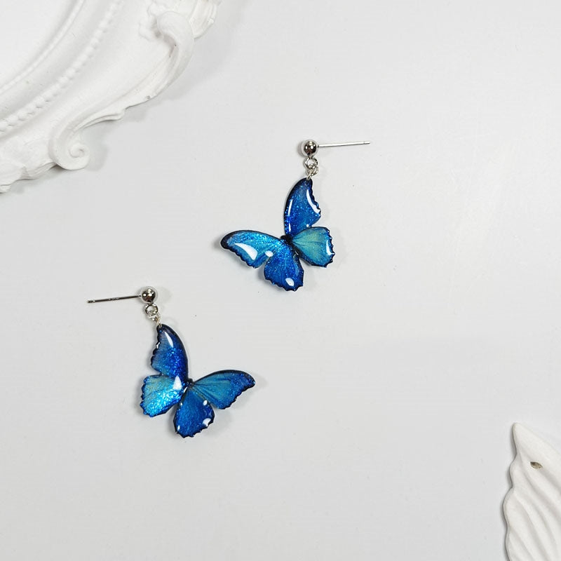 Pendientes largos de plata de ley S925 con perlas y mariposas azules