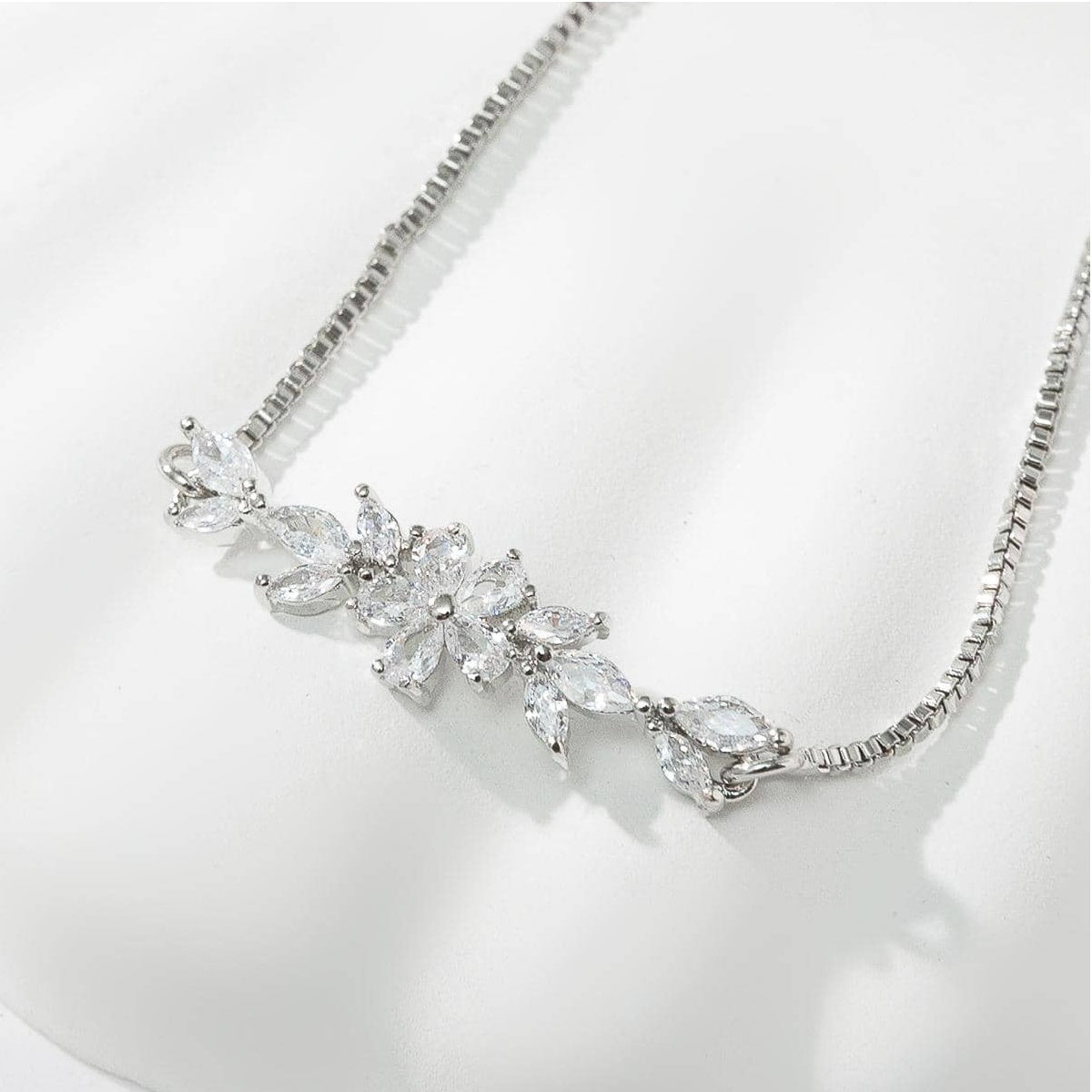 1pcs Fashionable Zircon Bracelet Silver Flower Leaf Drawstring Design Chain Inlaid Gold-plated Bracelet Suitable For Women's Daily Holiday Wear