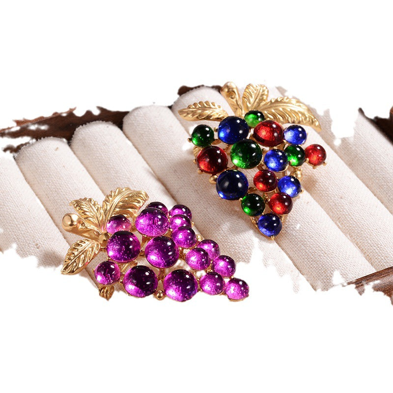 Brosche im Retro-Stil, bunte lila Traubenform