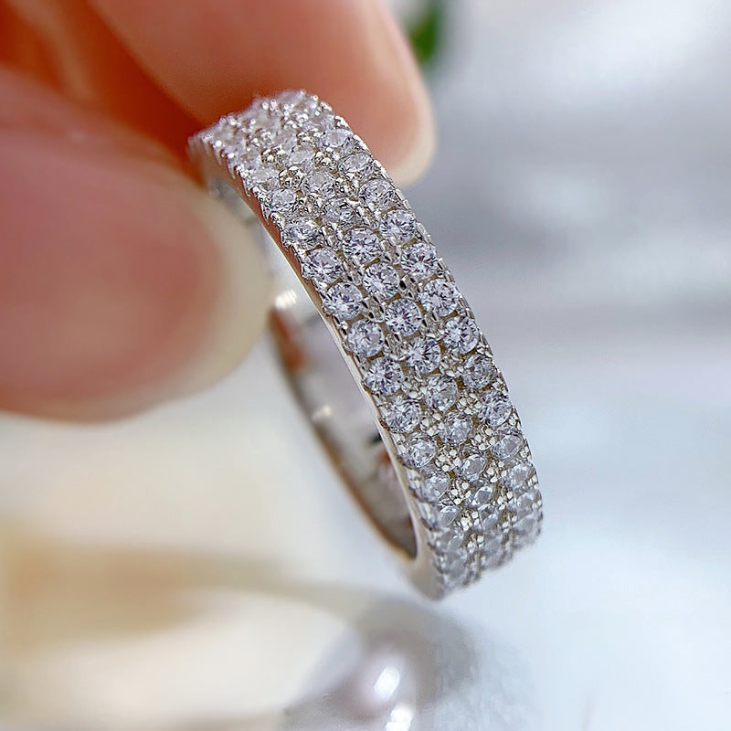 Einfacher Fingerring mit drei Reihen Strasssteinen für Damen