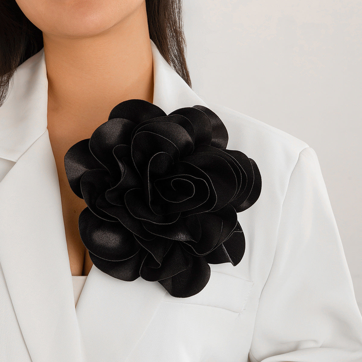 Broche de flor grande exagerado de tela