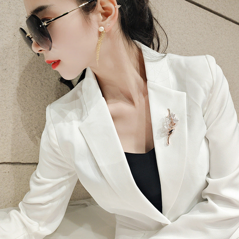 Broche de tulipán con incrustaciones de diamantes estilo chino simple