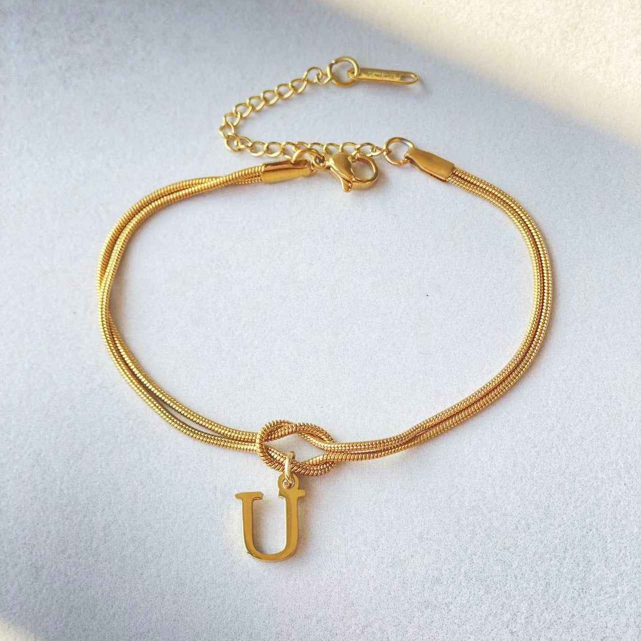 Nuevas pulseras con nudo de amor de la A a la Z para mujer, pulseras con dije de cadena de serpiente delicada de color dorado para parejas, joyería de acero inoxidable, regalo para el Día de San Valentín
