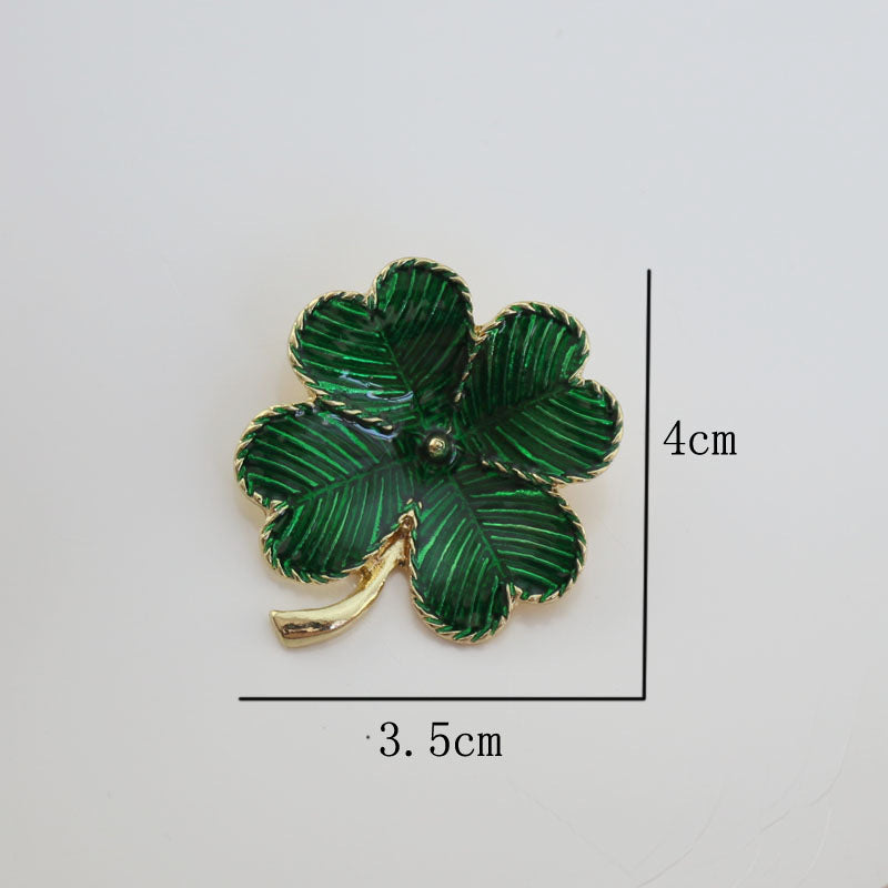 Broche trébol de cuatro hojas verde de aleación estilo universitario con galvanoplastia