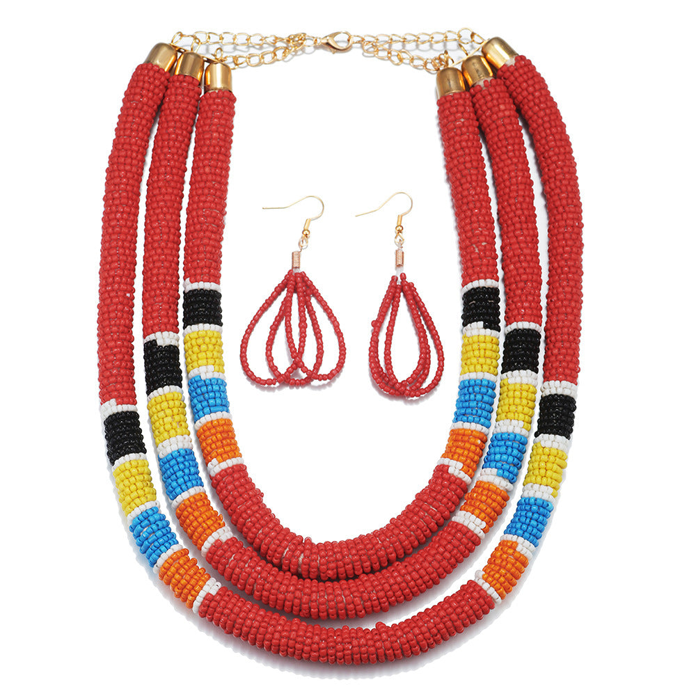 Collar de cuentas de arroz de colores con patrón africano