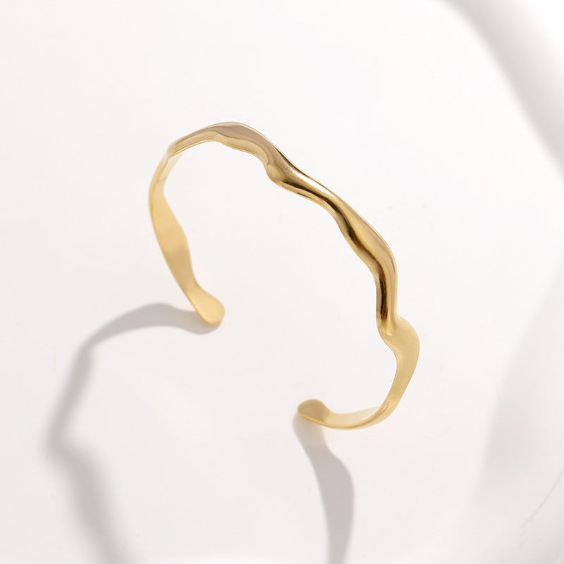 Einfaches Titan-Edelstahl-Armband mit Wellenmuster