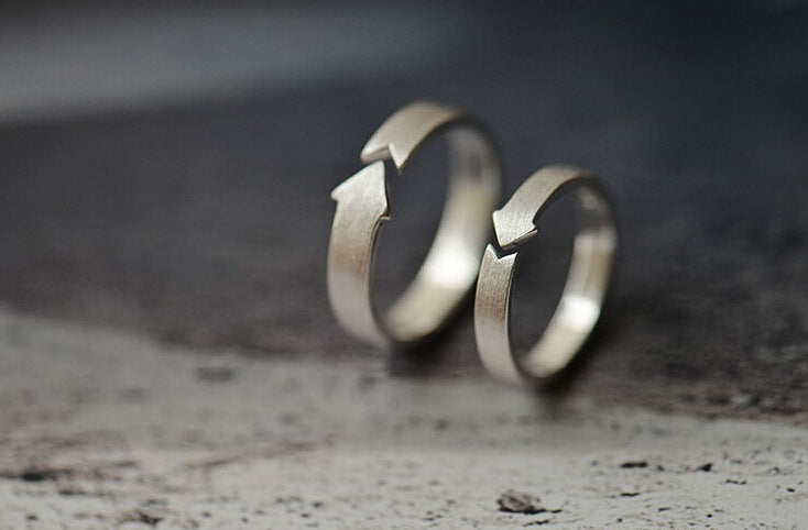 Anillo de Plata de Ley de Flecha Cepillada para Parejas