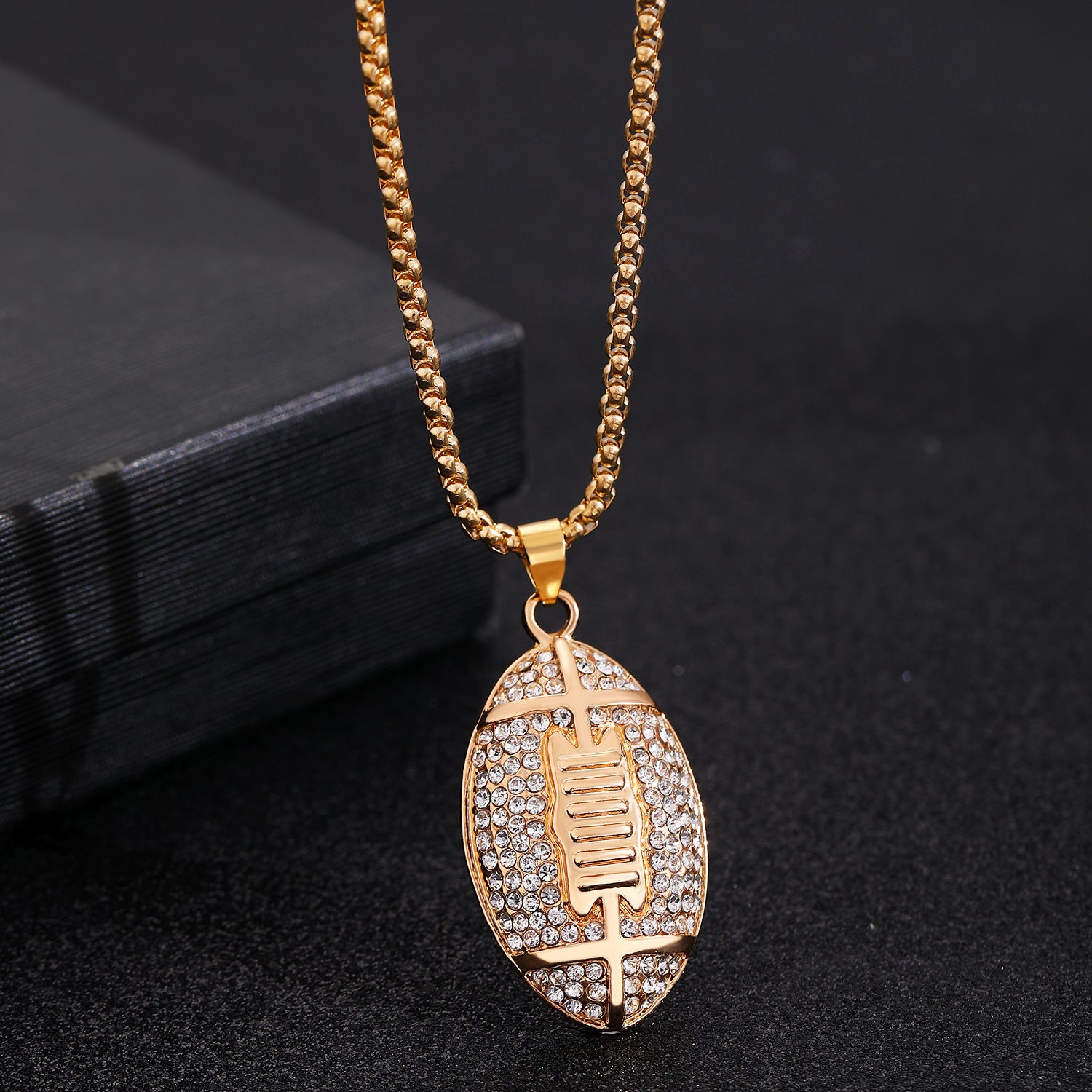 Collar con colgante de fútbol americano