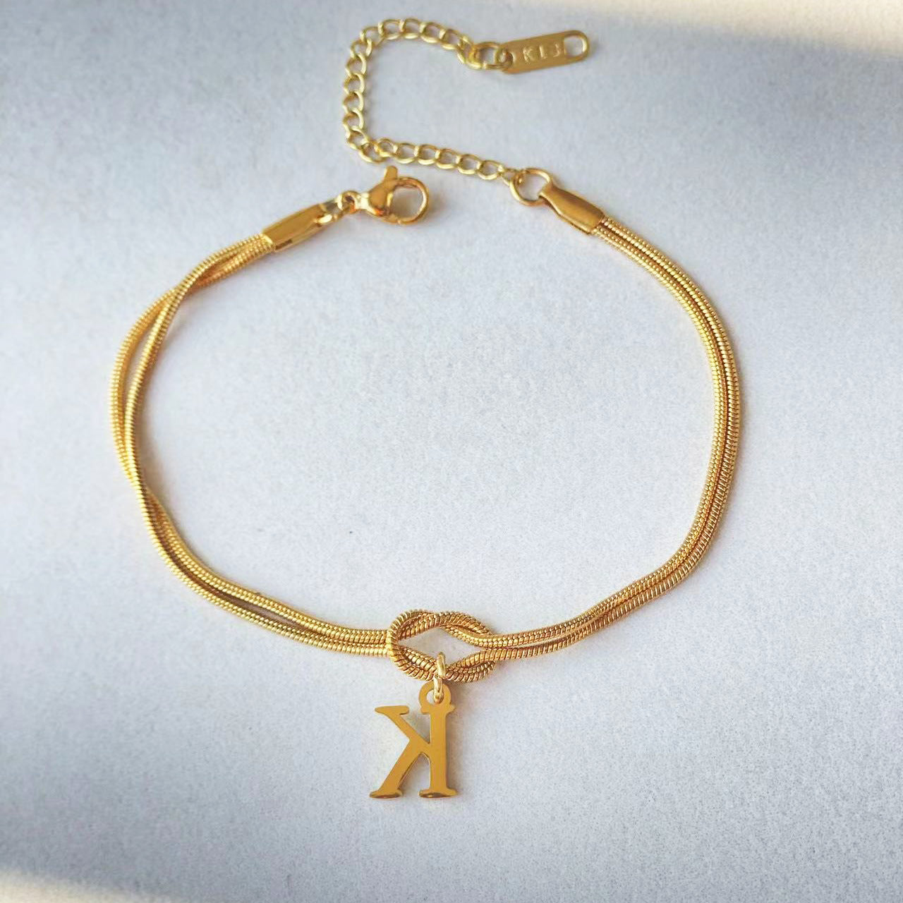 Nuevas pulseras con nudo de amor de la A a la Z para mujer, pulseras con dije de cadena de serpiente delicada de color dorado para parejas, joyería de acero inoxidable, regalo para el Día de San Valentín