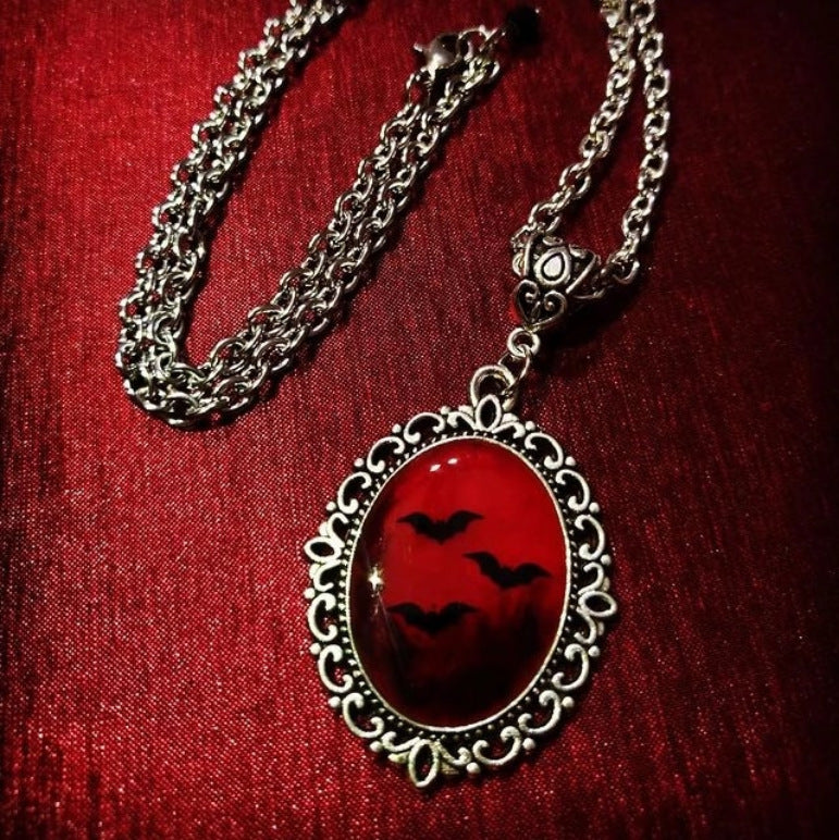 Collar de aleación con colgante de murciélago gótico de resina