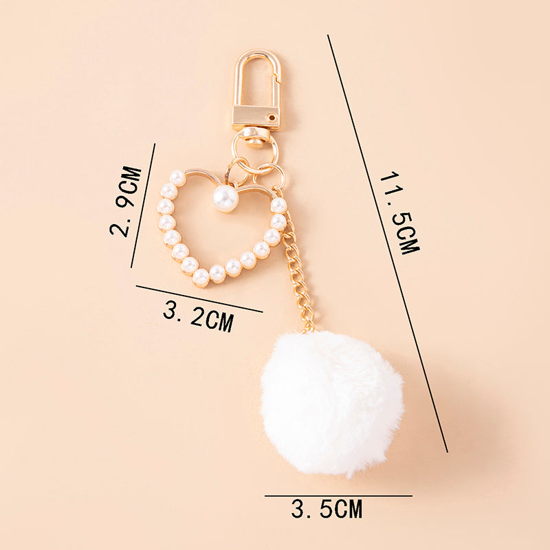 Lindo Llavero de Peluche Blanco con Pompón, Perlas y Dijes de Corazón